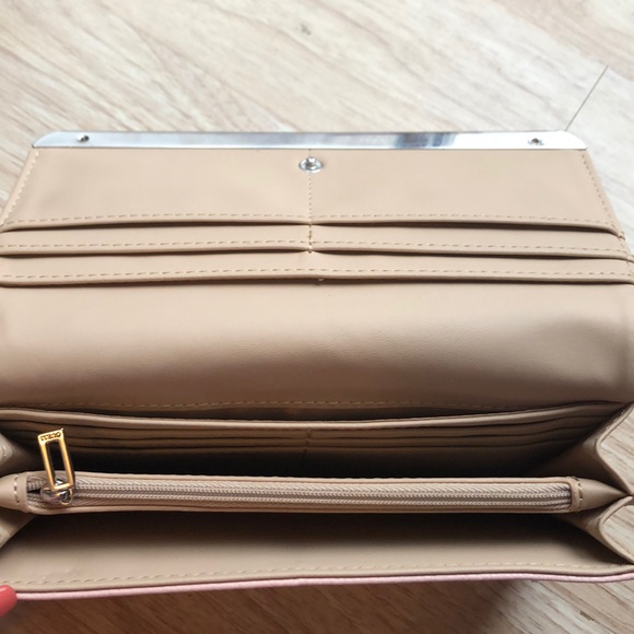 Guess🌸👛 - Picture 4 of 5